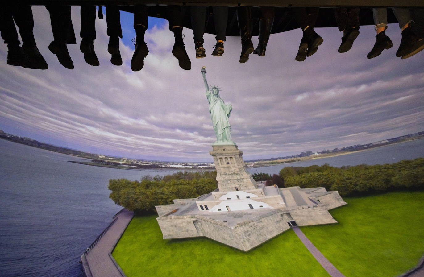 Ver la ciudad de Nueva York a tus pies es posible con la nueva atracción que ha instalado la ciudad en Times Square. En ella, los asistentes tienen una visión de la ciudad a través de siete galerías de exposiciones que celebran aspectos icónicos de Nueva York. La pieza central es un teatro volador de última generación que ofrece a los visitantes un recorrido aéreo por Nueva York. 