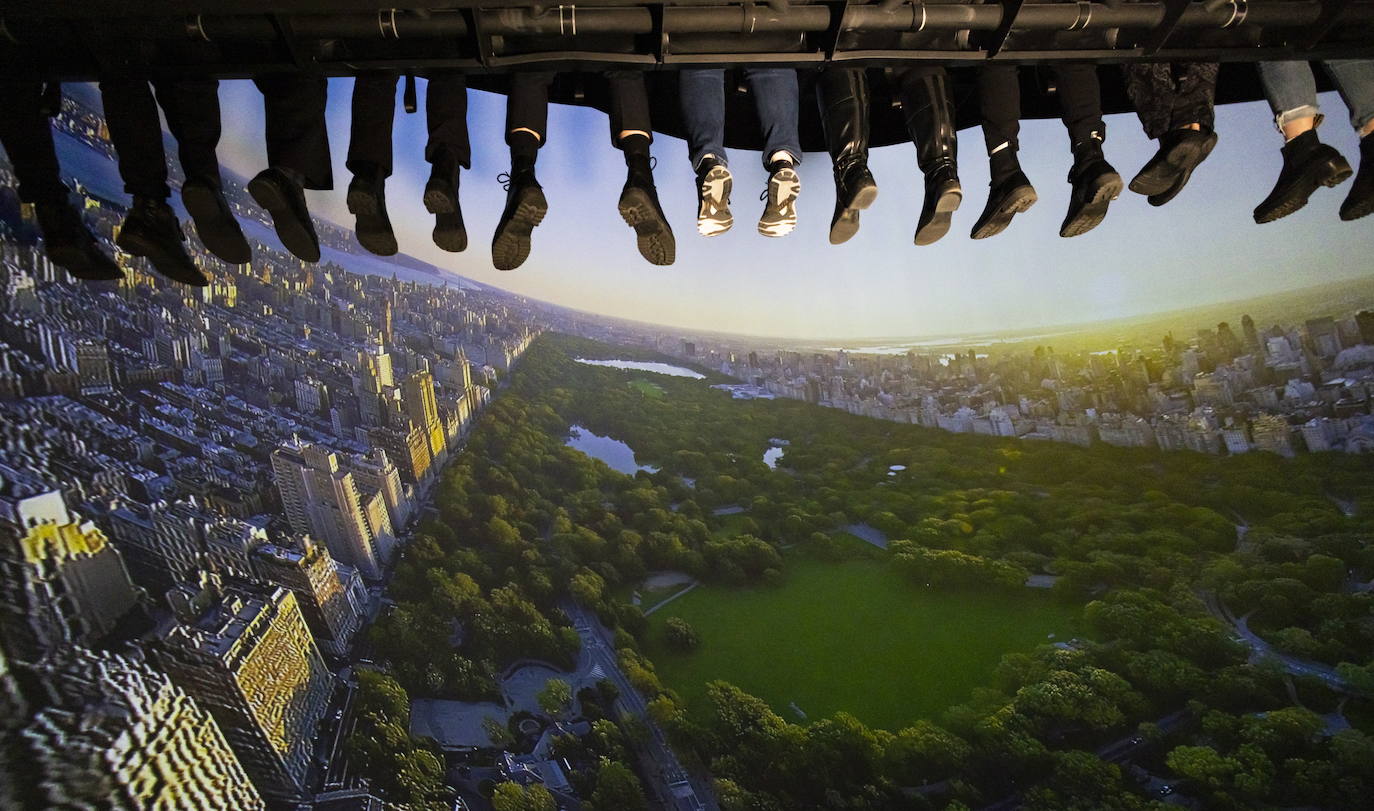 Ver la ciudad de Nueva York a tus pies es posible con la nueva atracción que ha instalado la ciudad en Times Square. En ella, los asistentes tienen una visión de la ciudad a través de siete galerías de exposiciones que celebran aspectos icónicos de Nueva York. La pieza central es un teatro volador de última generación que ofrece a los visitantes un recorrido aéreo por Nueva York. 