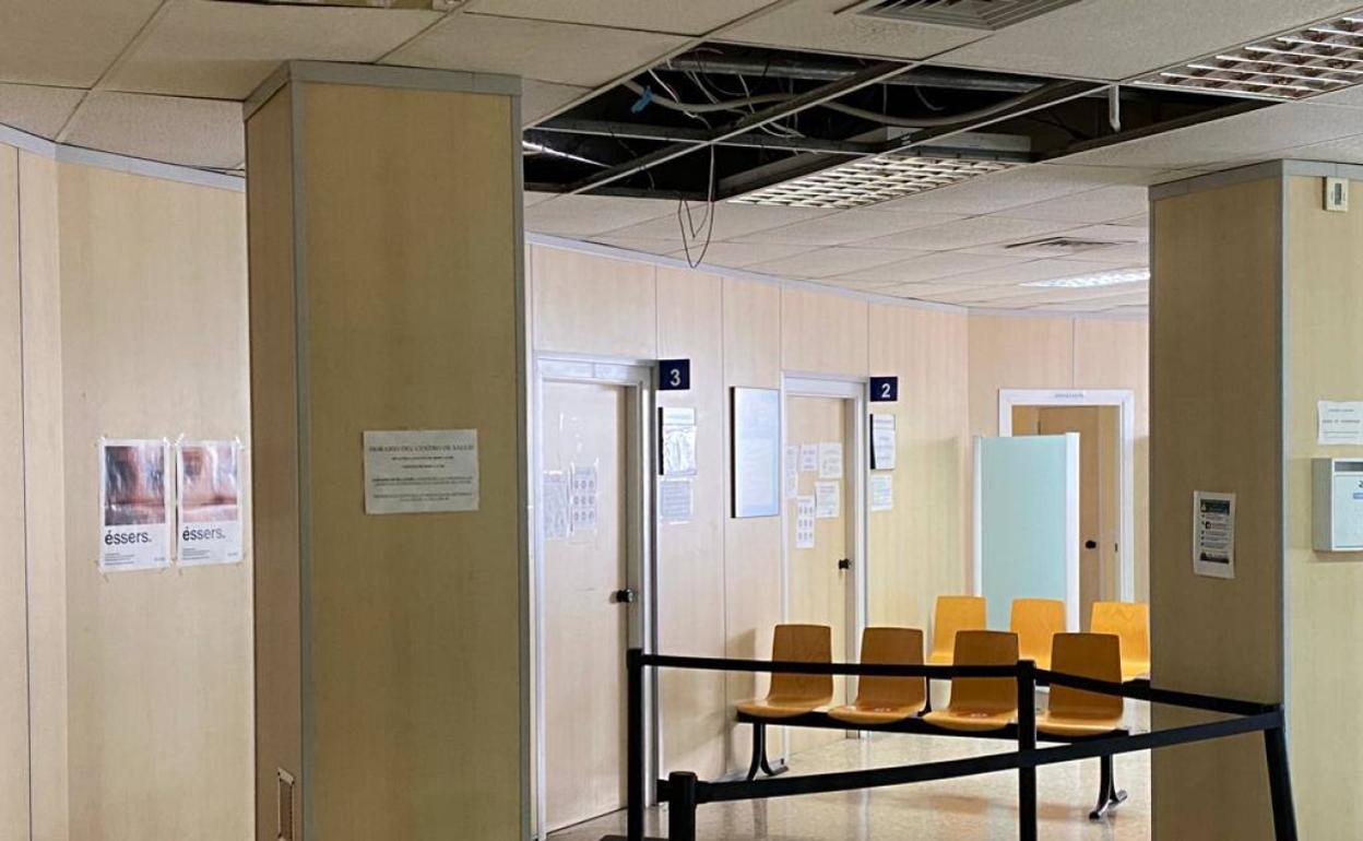 Parte del techo desprendido en el centro de salud de Nápoles y Sicilia este martes.