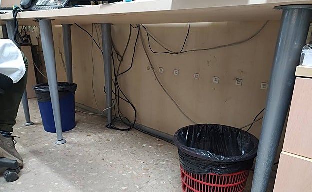 Imagen principal - Desperfectos en suelos y techos del centro de salud Nápoles y Sicilia de Valencia.