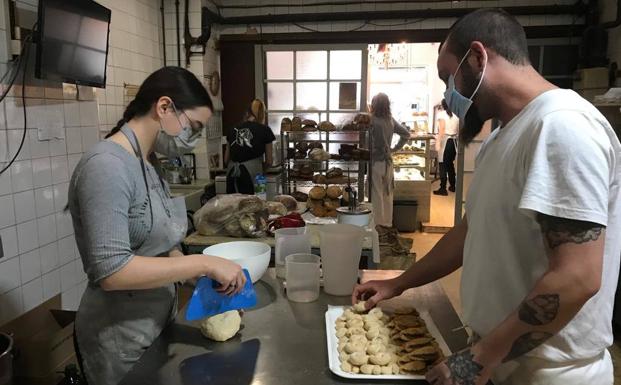 Panaderos del Horno San Bartolomé eleborando los dulces