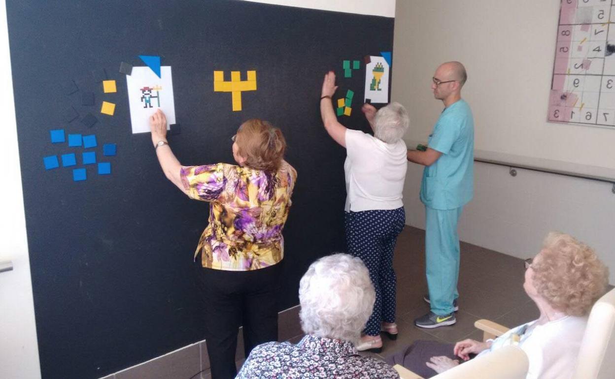 Talleres en un centro de atención a enfermos de alzhéimer.