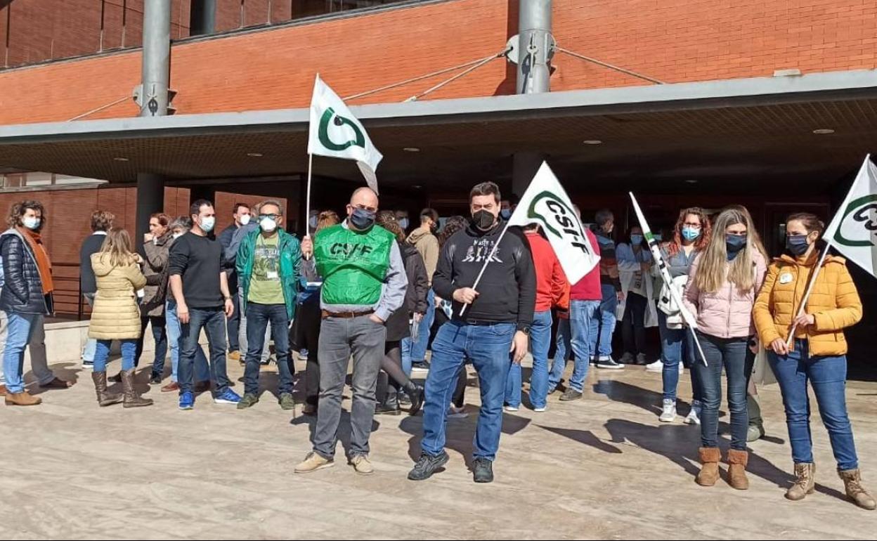 Protesta ante el Instituto de Agroquímica y Tecnología de los Alimentos, en Paterna, este miércoles. 