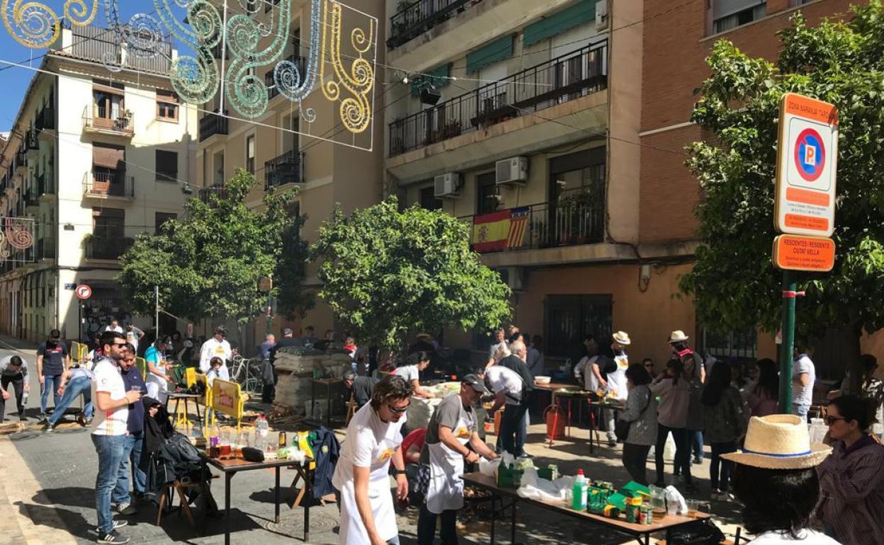 Comer en Fallas | Cocinando la fiesta: a qué sabe la vida en una Falla