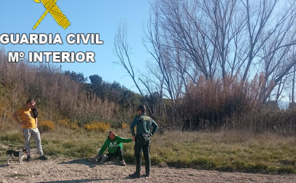 El hombre, en el momento que pudo ser liberado del barranco. 