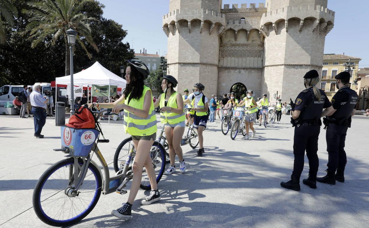 Un grupo de turistas ante la torre de Serranos. 