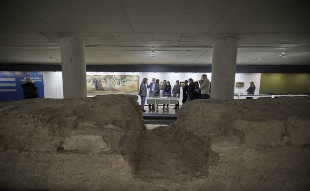 Imagen principal - Sala de la muralla del IVAM, el Museo de la Ciudad y detalle del claustro del Centro del Carmen. 