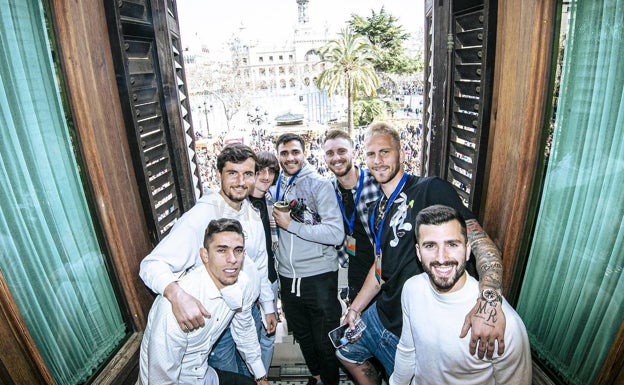 Paulista, Guillamón, Bryan Gil, Maxi Gómez, Cillessen, Racic y Gayà, en una ventana del ayuntamiento. 