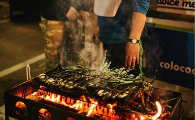 Imagen principal - Calçotada para almorzar en el primer día de Fallas de Xàtiva. 