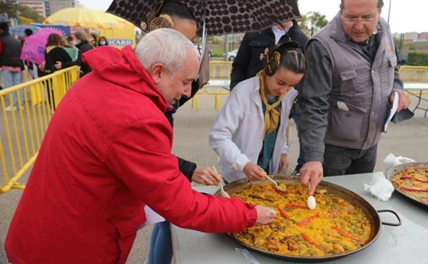 Imagen principal - El concurso de paellas y la espardenyà. 