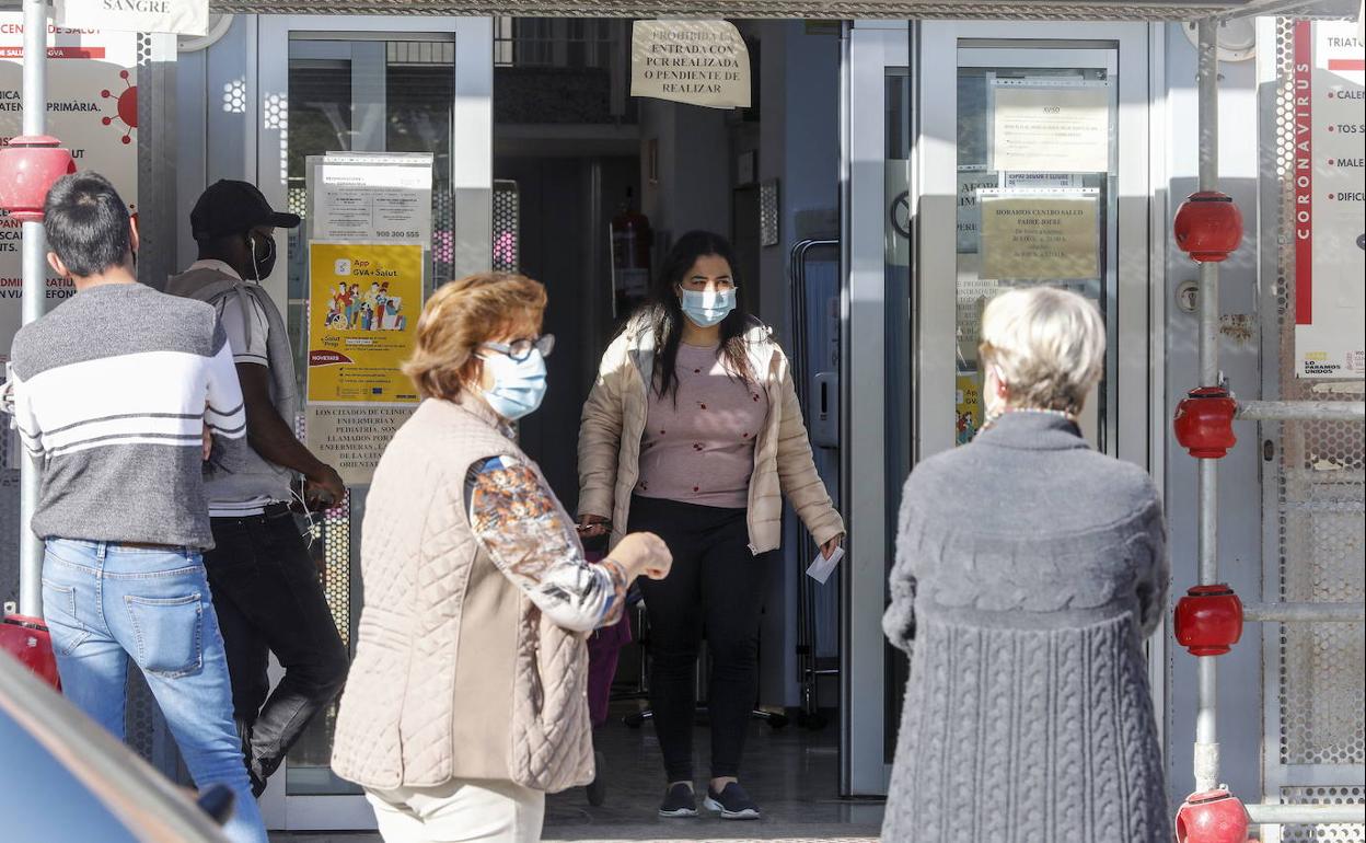 Pacientes a las puertas de un centro de salud valenciano.