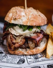 Imagen secundaria 2 - Arriba, bocadillo del bar del Mercado de Ruzafa. Abajo, vitrina del bar Berlanga, en Benimaclet y a la derecha, bocadillo de la Fragua, en Ruzafa.