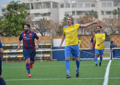 Imagen secundaria 1 - Directivos del Dénia haciendo entrega de un detalle a la familia Martí, un momento del partido y Dacosta. 