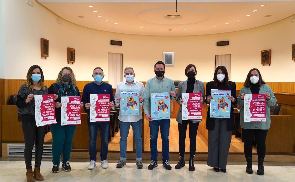 El teniente alcalde y el concejal de Educación, con los directores  de los centros educativos de Paterna. 