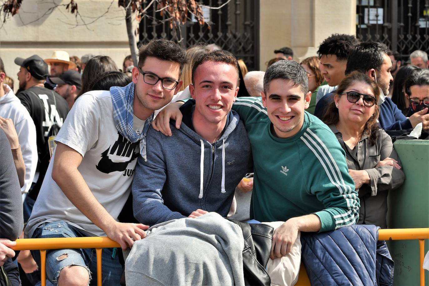 Manolo Crespo dispara con 18 años la mascletà de la Pirotecnia Valenciana de Llanera de Ranes, con un final atronador e innovador.