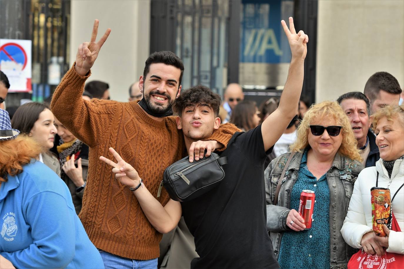 Manolo Crespo dispara con 18 años la mascletà de la Pirotecnia Valenciana de Llanera de Ranes, con un final atronador e innovador.