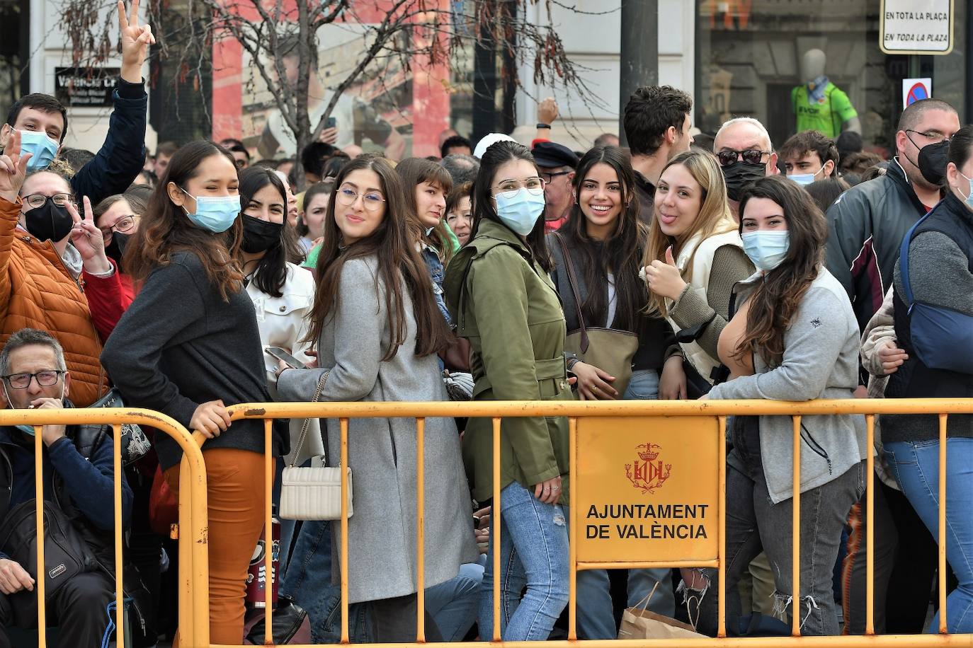 Manolo Crespo dispara con 18 años la mascletà de la Pirotecnia Valenciana de Llanera de Ranes, con un final atronador e innovador.