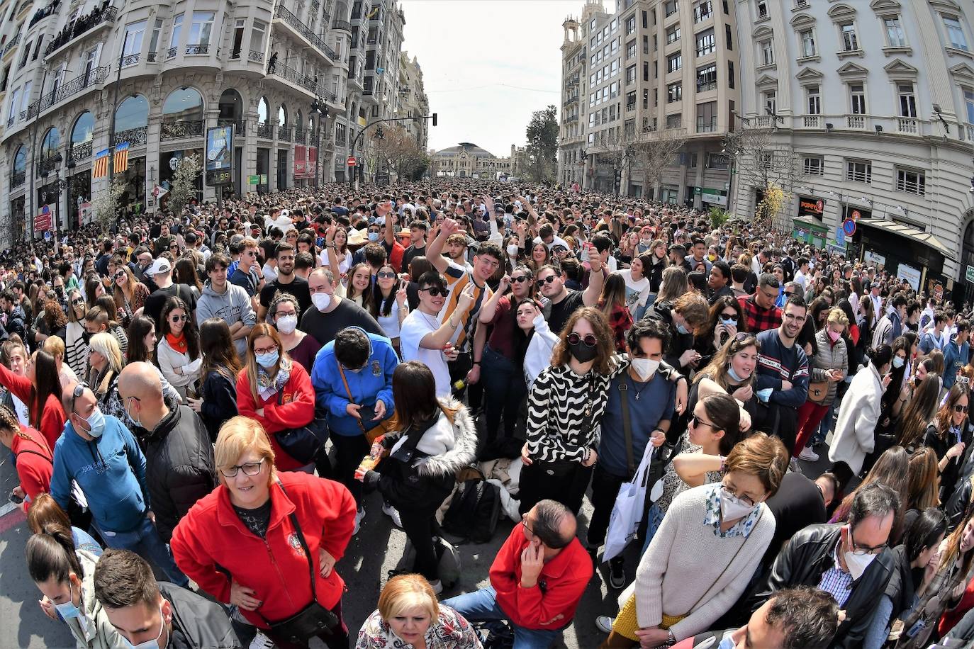 Manolo Crespo dispara con 18 años la mascletà de la Pirotecnia Valenciana de Llanera de Ranes, con un final atronador e innovador.