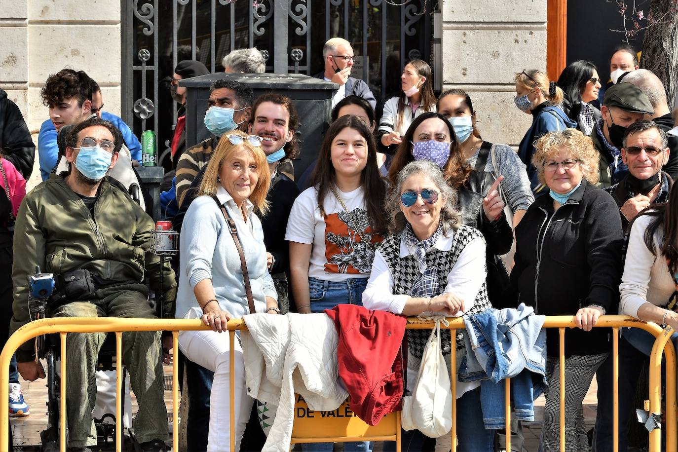 Manolo Crespo dispara con 18 años la mascletà de la Pirotecnia Valenciana de Llanera de Ranes, con un final atronador e innovador.