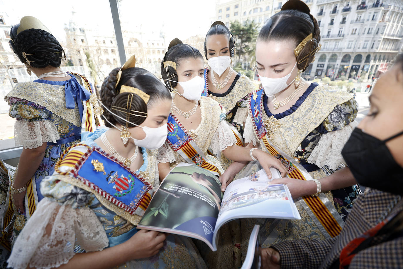 Fotos: La Revista de Fallas de LAS PROVINCIAS se presenta en el balcón