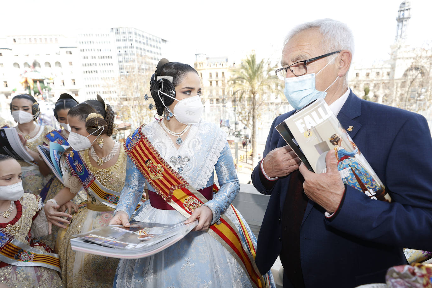 Fotos: La Revista de Fallas de LAS PROVINCIAS se presenta en el balcón