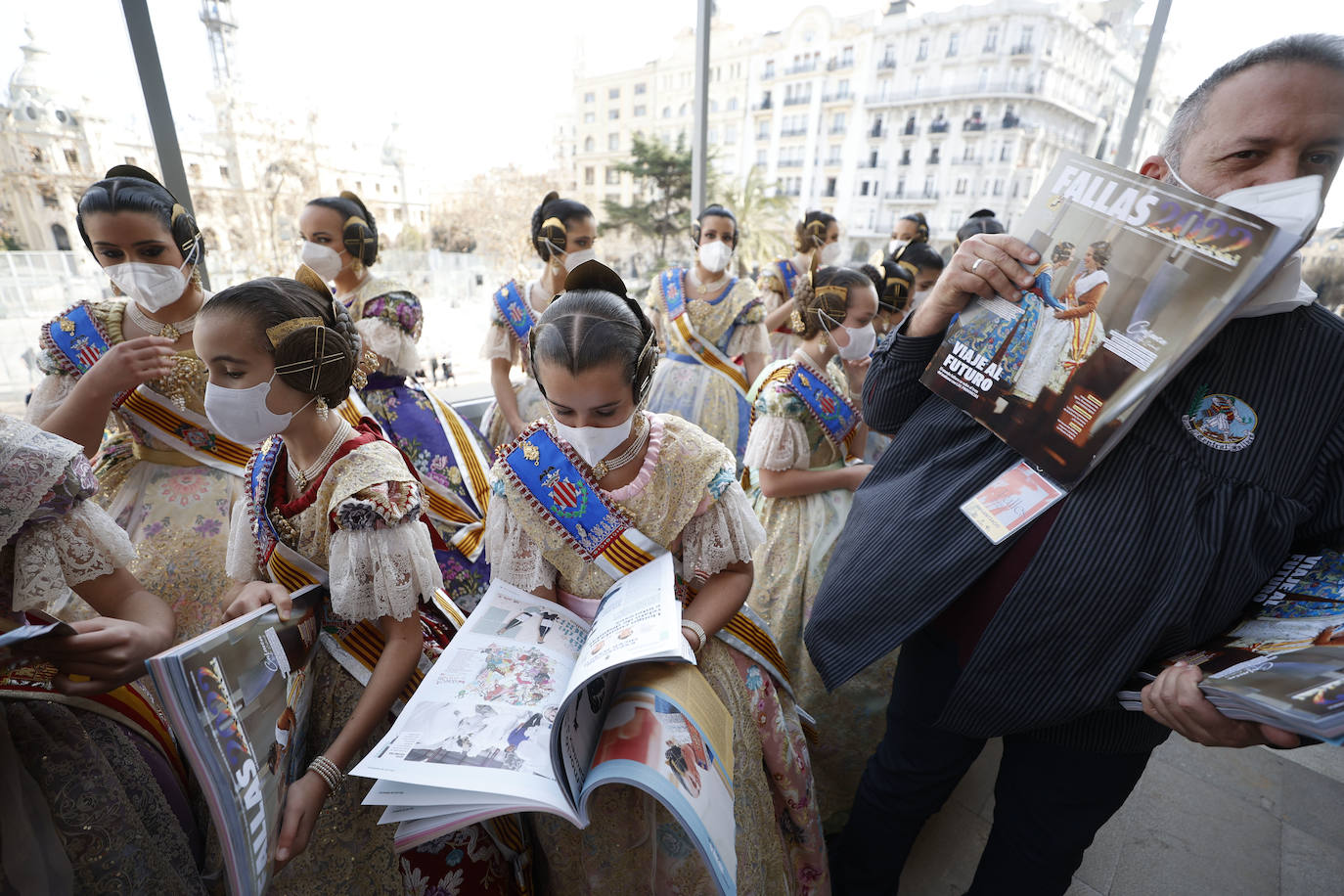 Fotos: La Revista de Fallas de LAS PROVINCIAS se presenta en el balcón