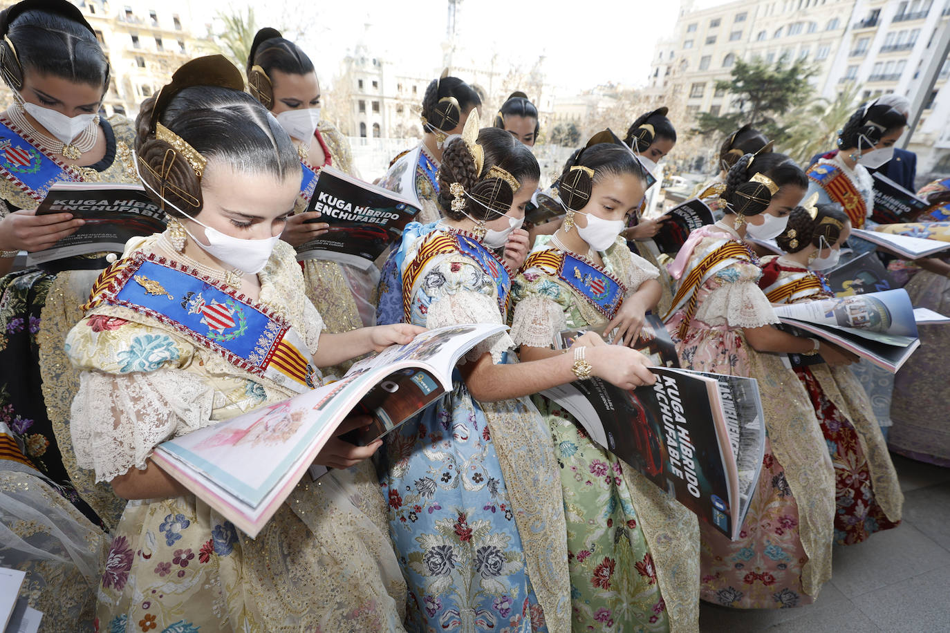 Fotos: La Revista de Fallas de LAS PROVINCIAS se presenta en el balcón