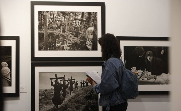 El espacio dedicado a las fotografías más sociales de la española Cristina García Rodero. 