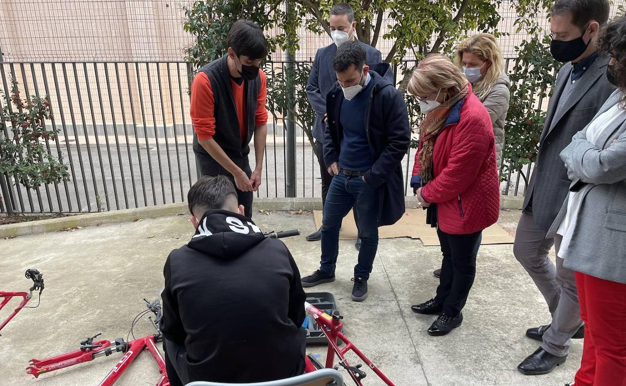 El conseller, Vicent Marzà, con la alcaldesa, Conxa Garcia, en su visita al centro. 