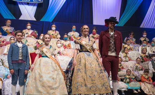 Falleras mayores y presidentes de la comisión El Trampot de Enguera. 