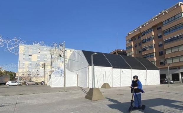 Carpa instalada en un solar, de la falla Barrio Beteró 