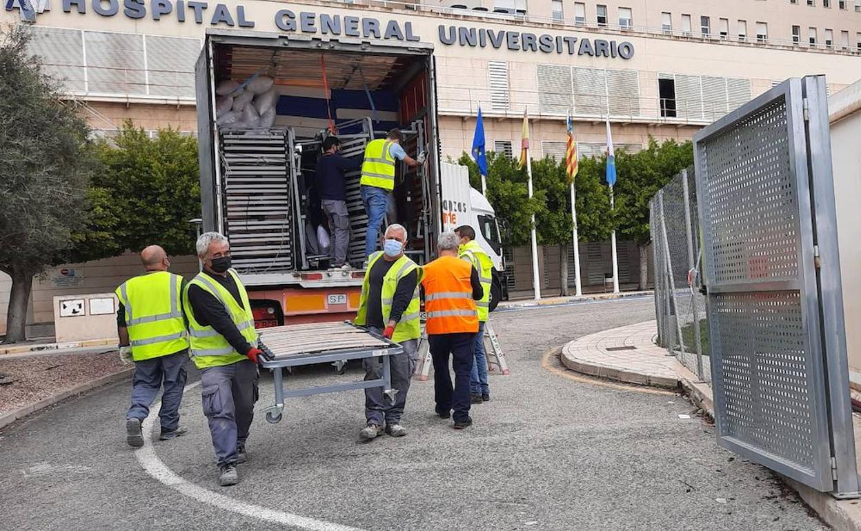 Operarios trabajan para habilitar el hospital de campaña de Alicante. 