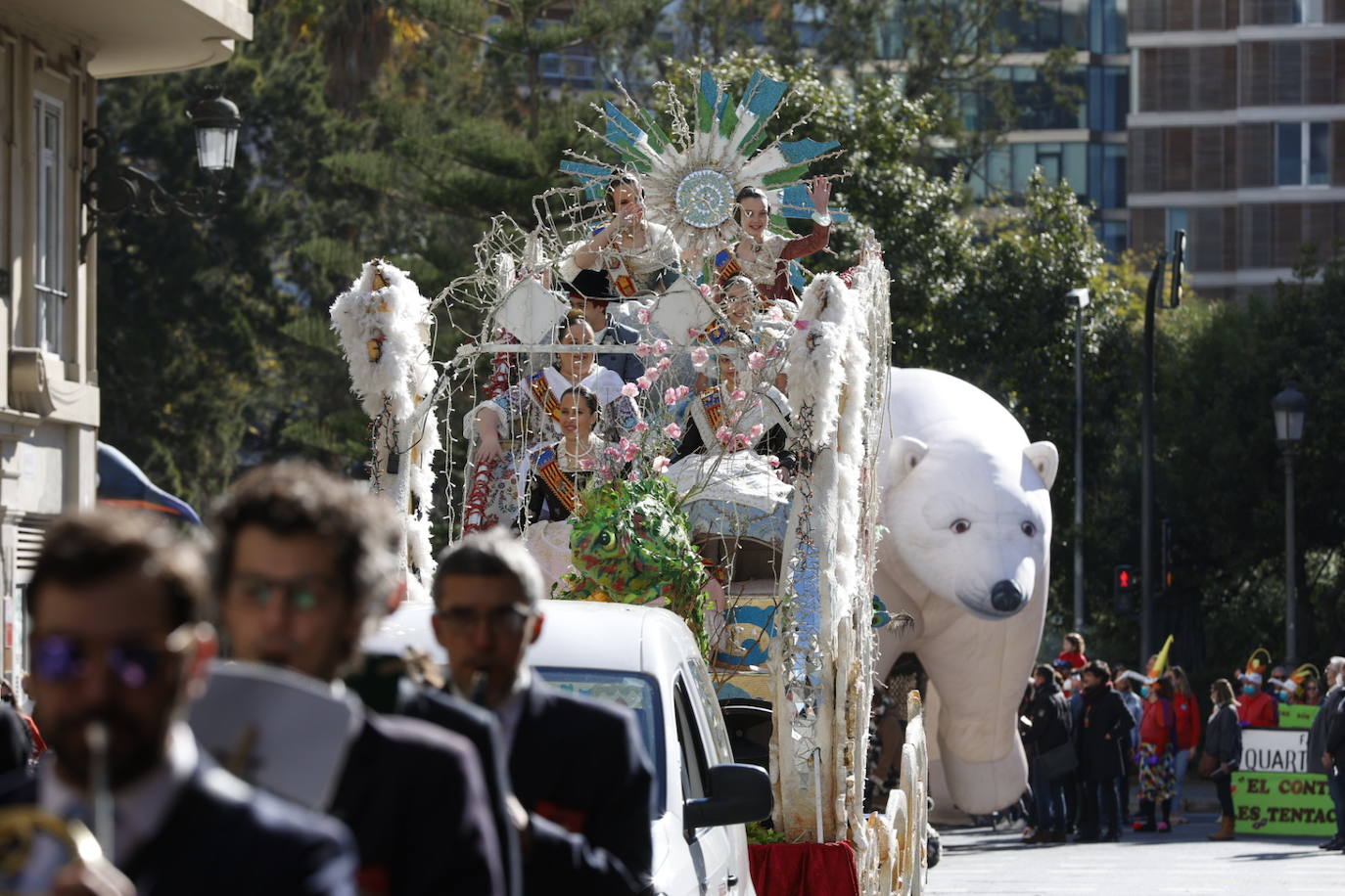 Cinco comisiones participan en el desfile.