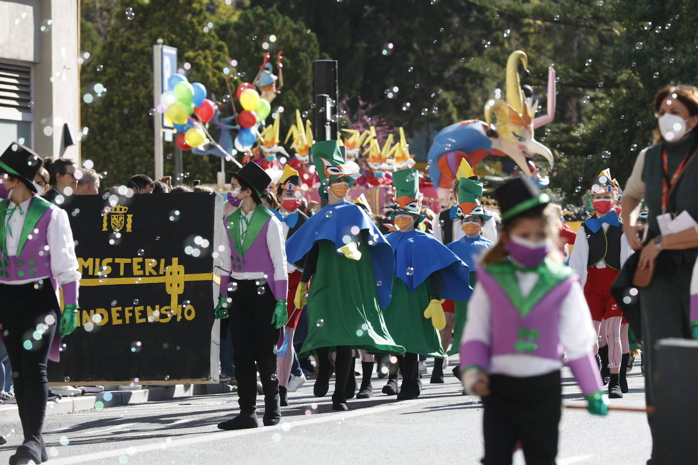 Cinco comisiones participan en el desfile.