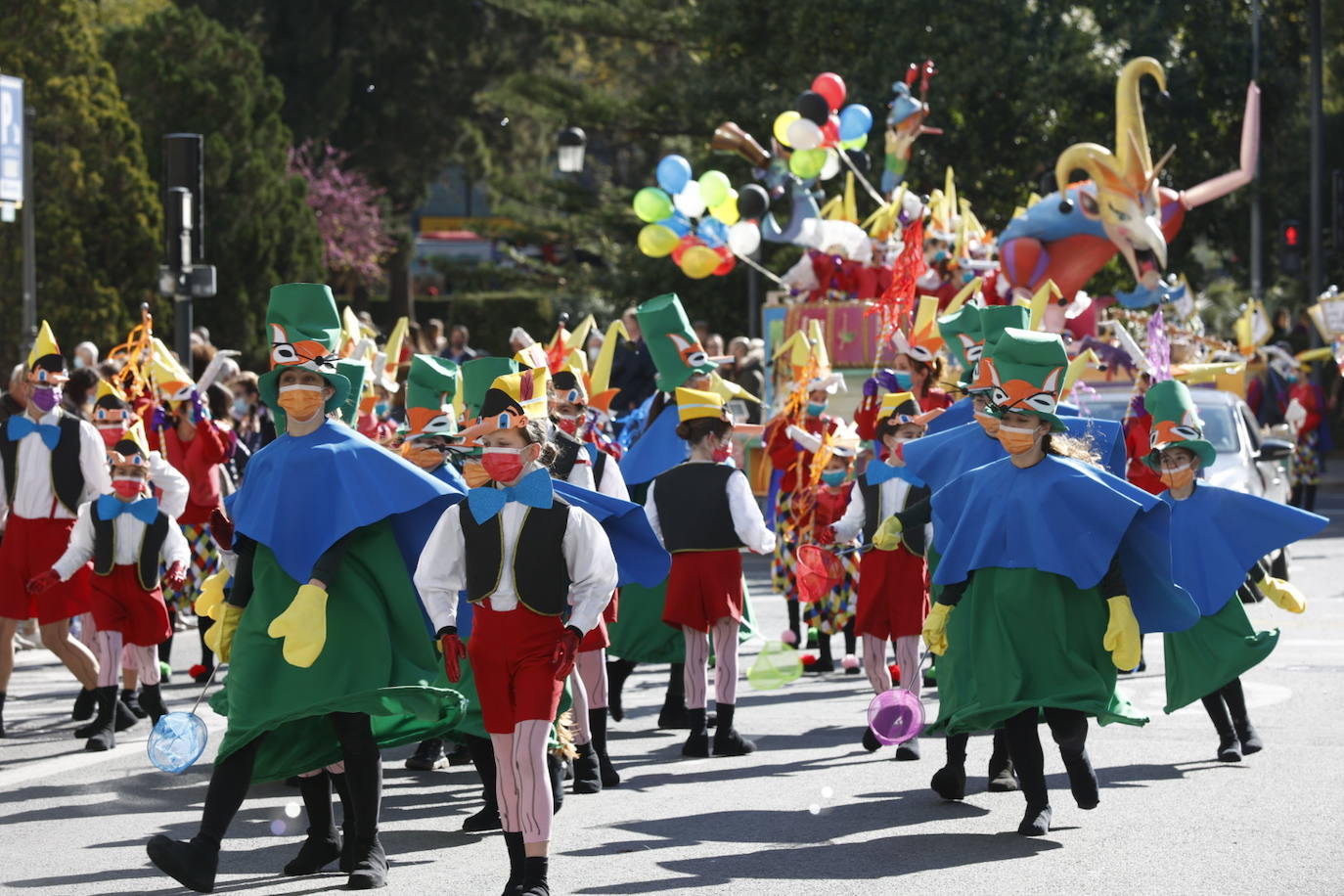 Cinco comisiones participan en el desfile.