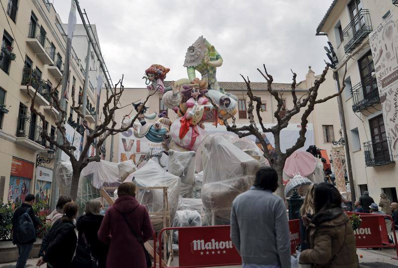 Los primeros ninots en las calles de Valencia.