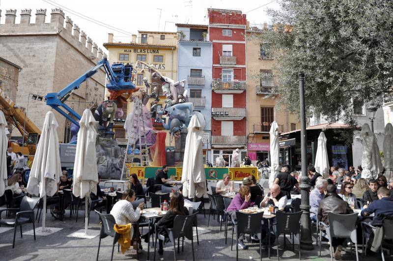 Los primeros ninots en las calles de Valencia.