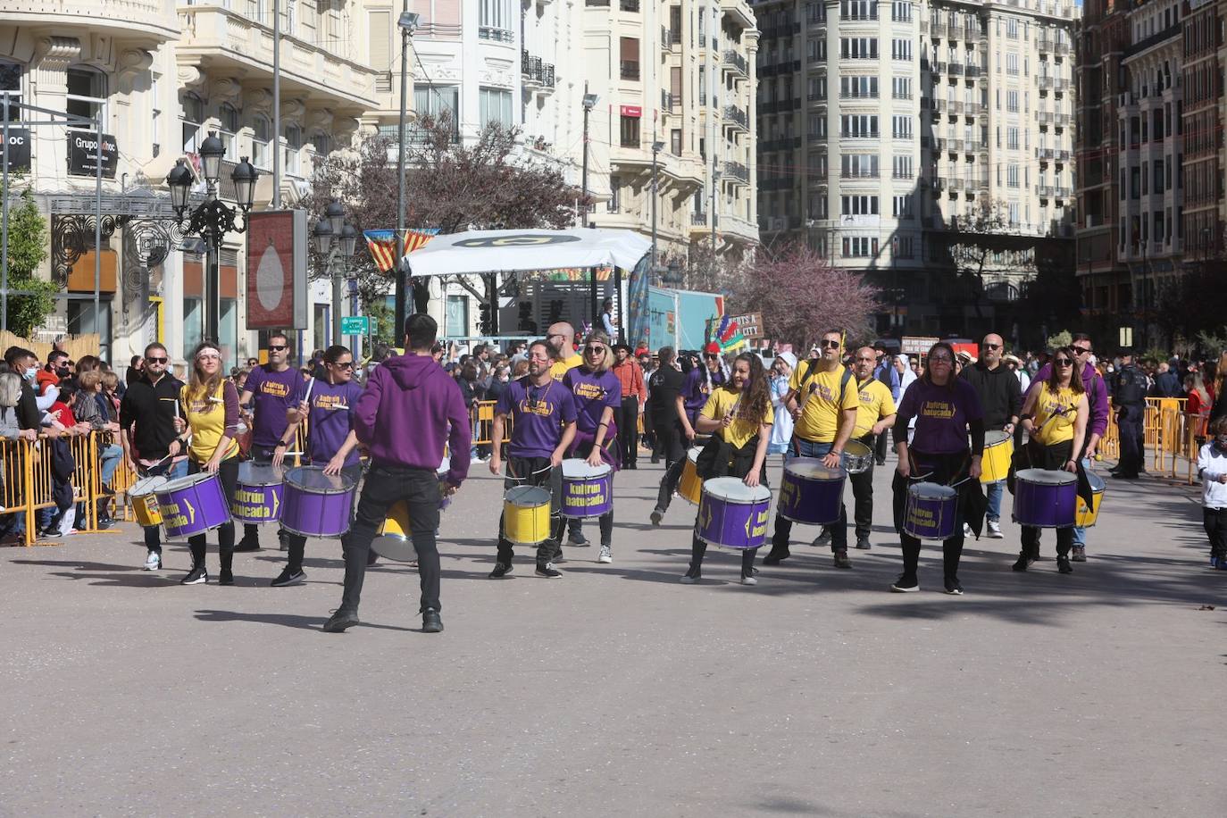 Cinco comisiones participan en el desfile.