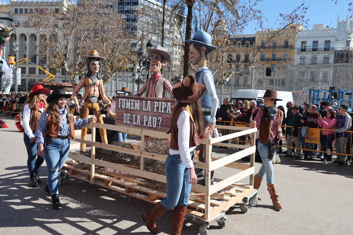 Cinco comisiones participan en el desfile.