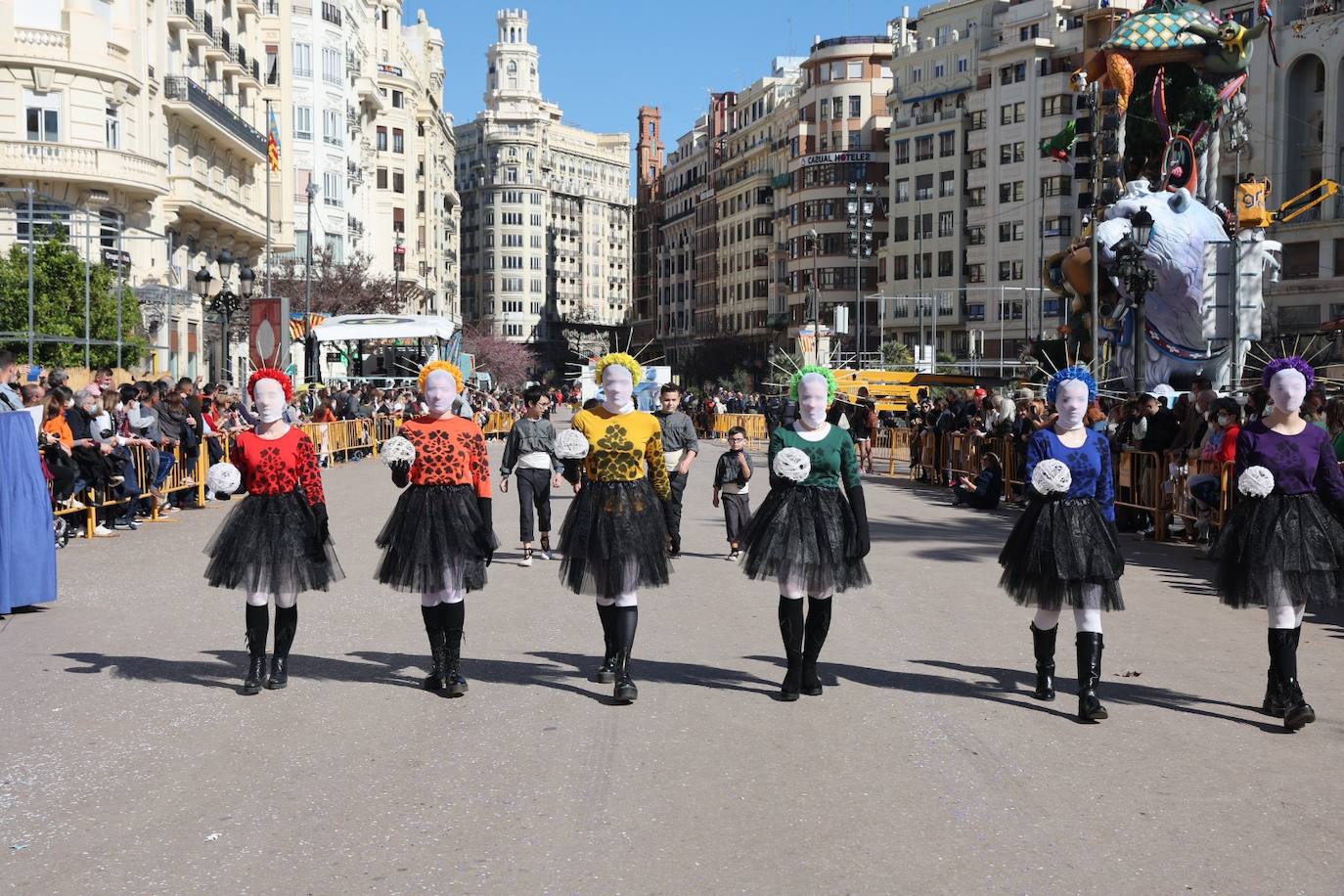 Cinco comisiones participan en el desfile.