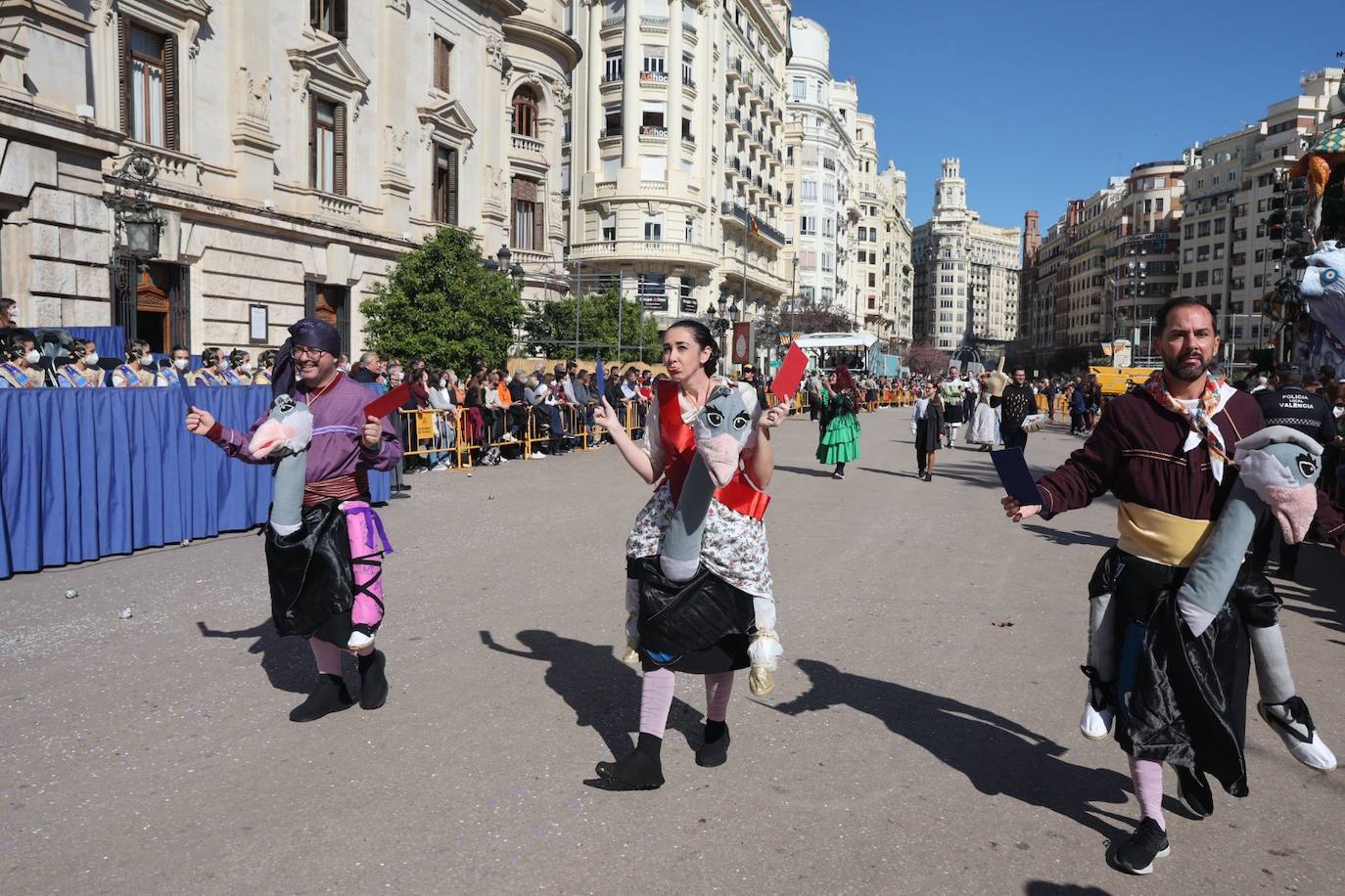 Cinco comisiones participan en el desfile.