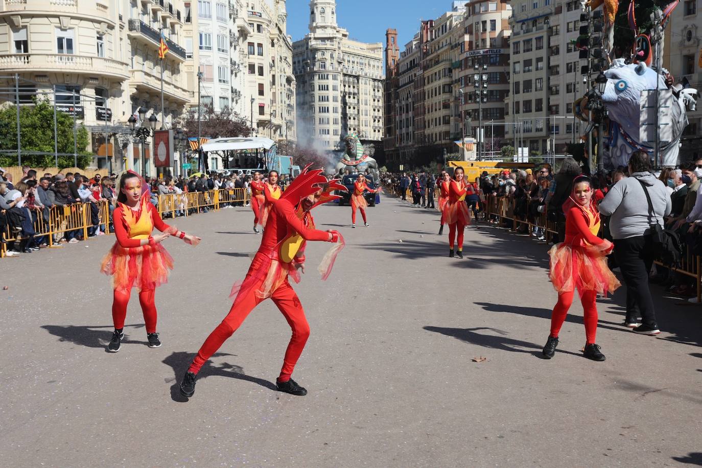 Cinco comisiones participan en el desfile.