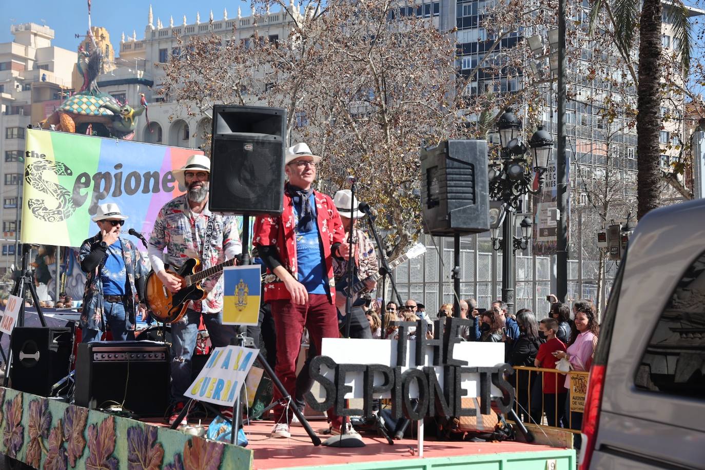 Cinco comisiones participan en el desfile.