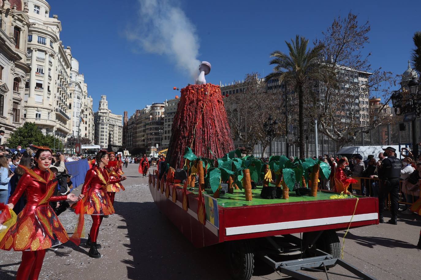 Cinco comisiones participan en el desfile.