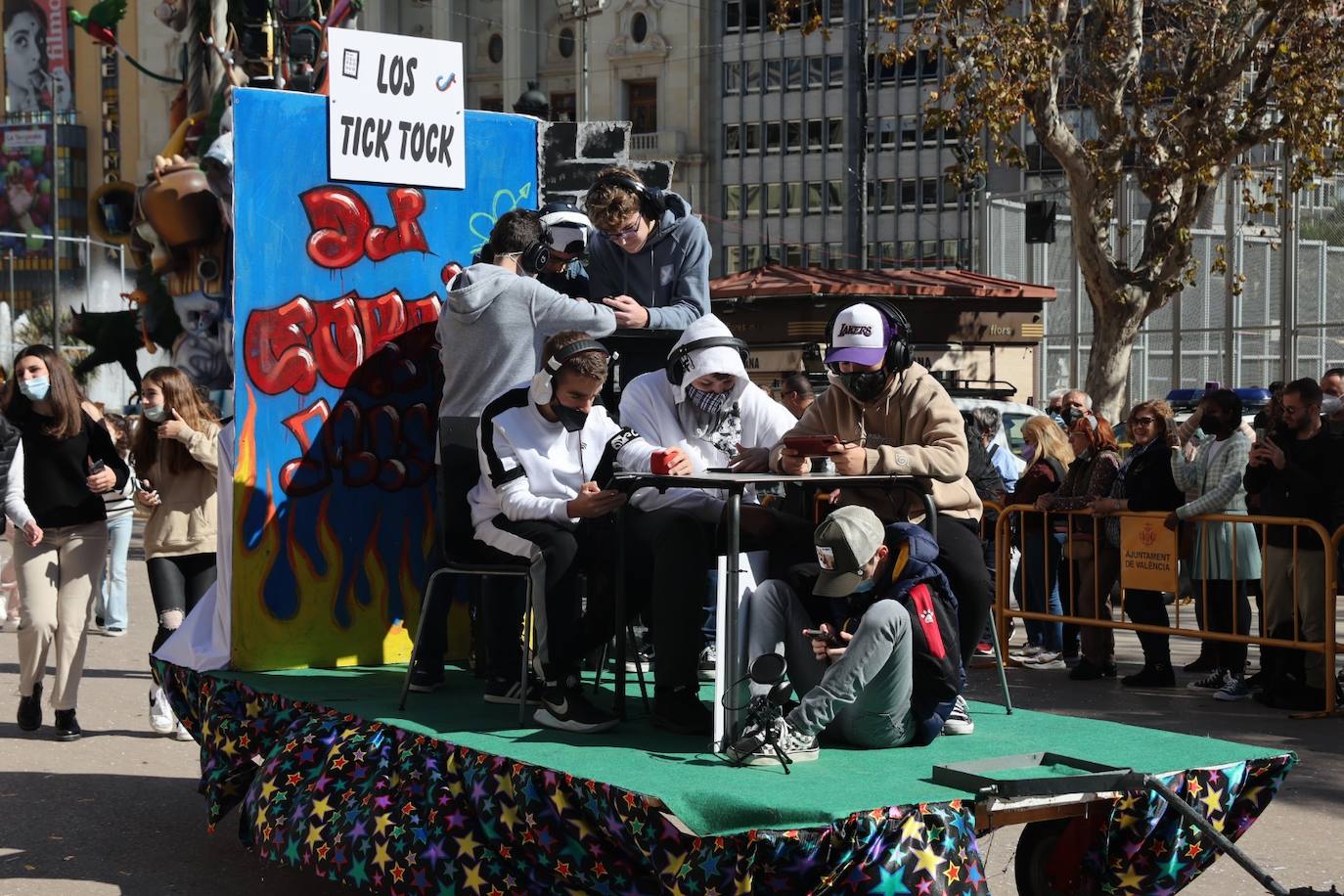 Cinco comisiones participan en el desfile.