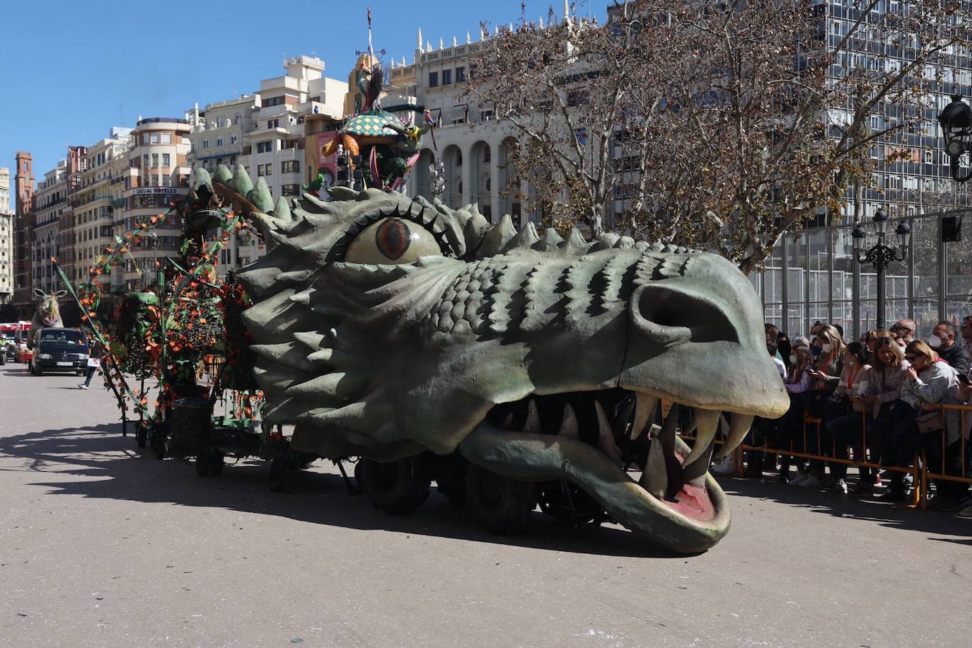 Cinco comisiones participan en el desfile.