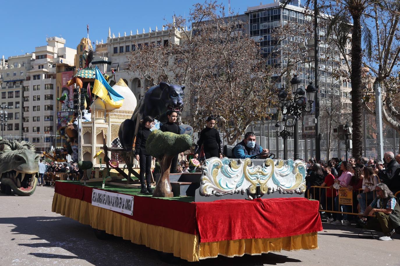 Cinco comisiones participan en el desfile.