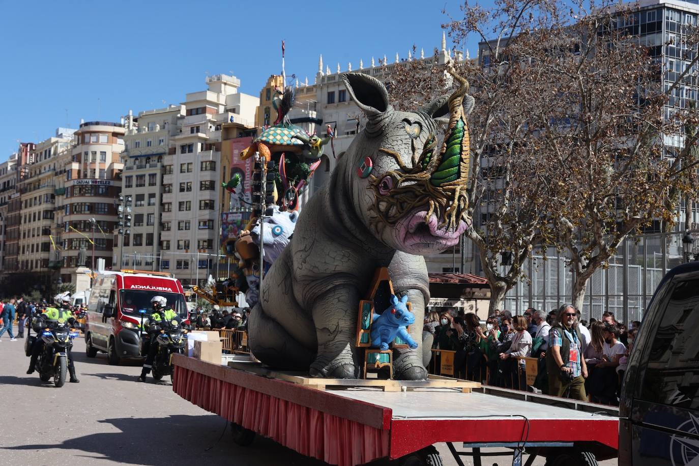 Cinco comisiones participan en el desfile.