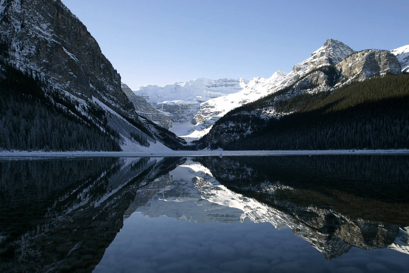 3.- Parque Nacional de Banff (Canadá) | Es el más antiguo de los parques de Canadá, fundado a finales del siglo XIX para preservar esta zona natural a los pies de las montañas rocosas. Se trata de un lugar de ensueño, situado a apenas dos horas de la ciudad de Calgary y que hace frontera con otros parques naturales de gran importancia en Canadá, como Jasper y Yoho. Estos parques están declarados Patrimonio de la Humanidad por su belleza paisajística.