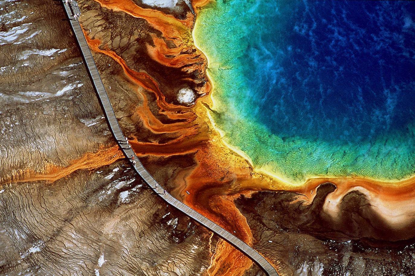 5.- Gran Fuente Prismática (Yellowstone, Estados Unidos) | El Parque Nacional de Yellowstone, en Wyoming, forma parte del Patrimonio de la Humanidad de la UNESCO y es famoso por sus géiseres de colores. Es el lugar con más aguas termales en Estados Unidos y el agua que sale de estos manantiales está llena de minerales de calcio, silicato y magnesio. Esta es la fuente más popular en los Estados Unidos y se distingue por sus increíbles colores del arco iris, claros y brillantes.